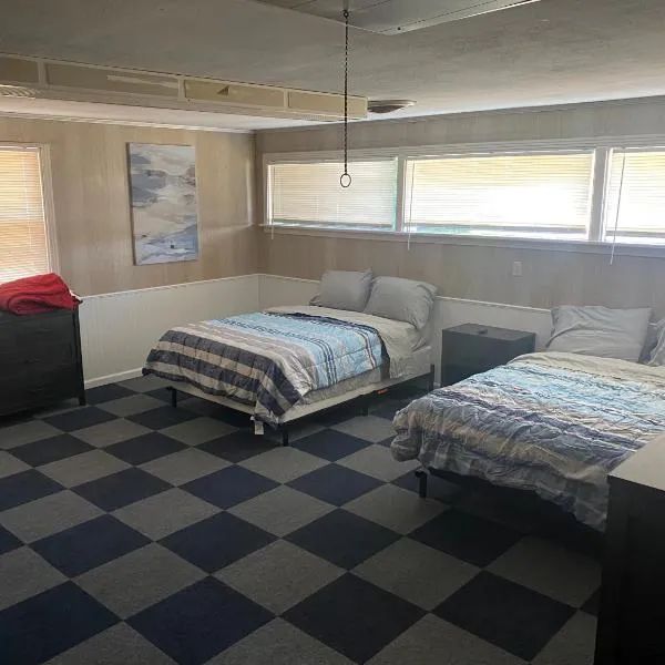 Spacious 4 Bedroom Home with 5 Beds near Interstate 40 in Amarillo, TX, hotel v destinaci Amarillo