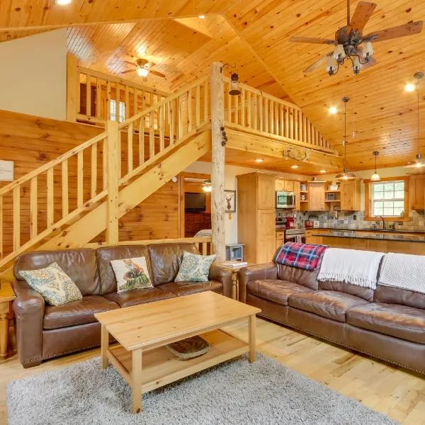 Rustic Cabin w/ Hot Tub - 7 Miles to Hocking Hills, готель у місті Лоґан