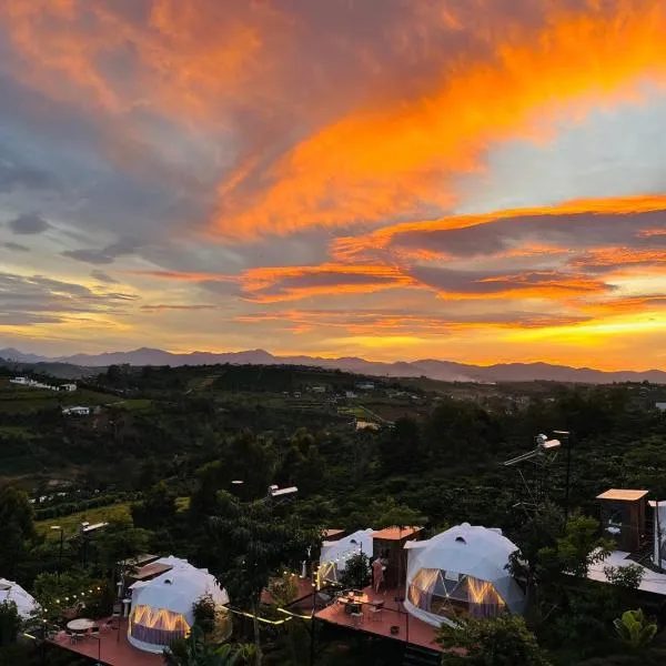 Đamb'ri Top View Farmstay & Glamping、Buôn Bedeurのホテル