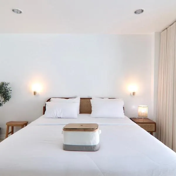 Beachfront Deluxe pool access room one-minute walk to Wonnapha beach FREE DISNEY PLUS, hotel in Bangsaen