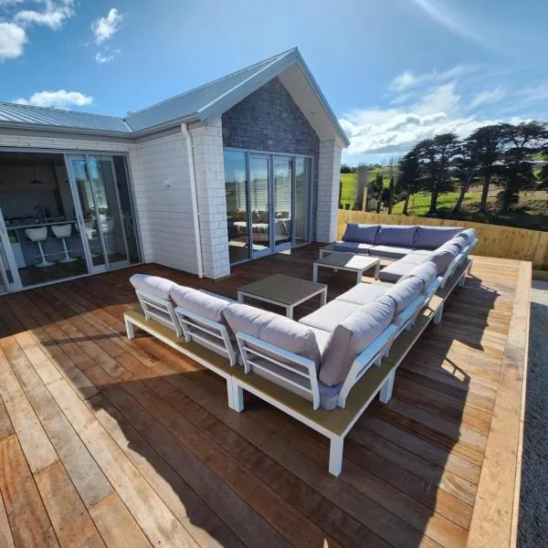 Brand new holiday home in Snells Beach, hotel en Mahurangi