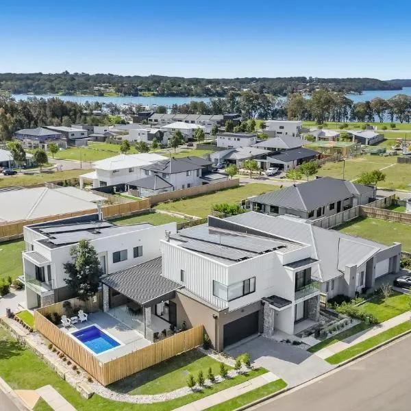 Luxurious Lakeside Oasis, hotel in Morisset East