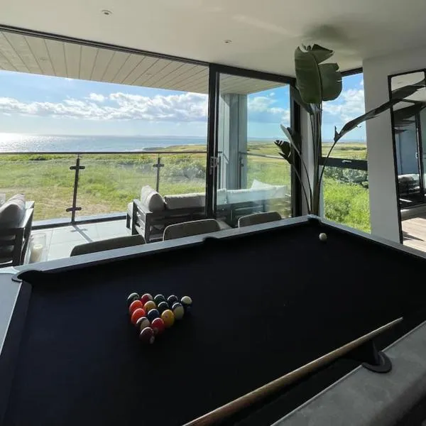 Seafront apartment with spectacular views, hotel in Porthcawl