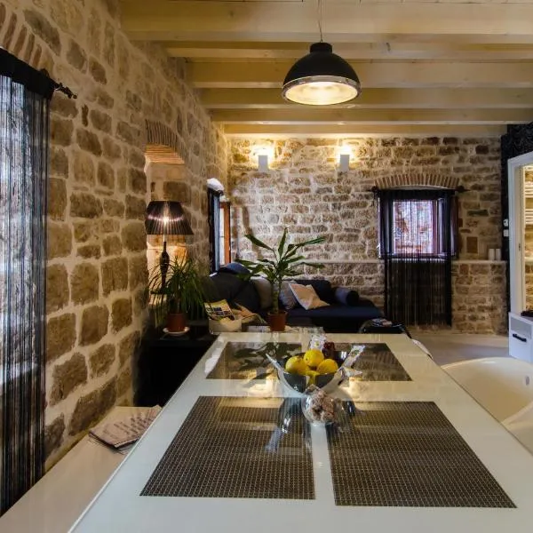 Apartment Capo Family & Capo Studio -Old Town-Parking, hotel v Trogiru