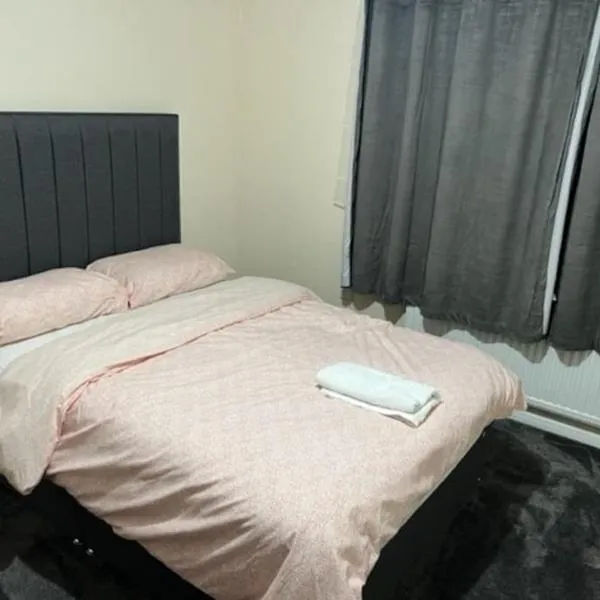 3 bedroom mid terraced house (2 double & 1 single), hotel di Grays Thurrock
