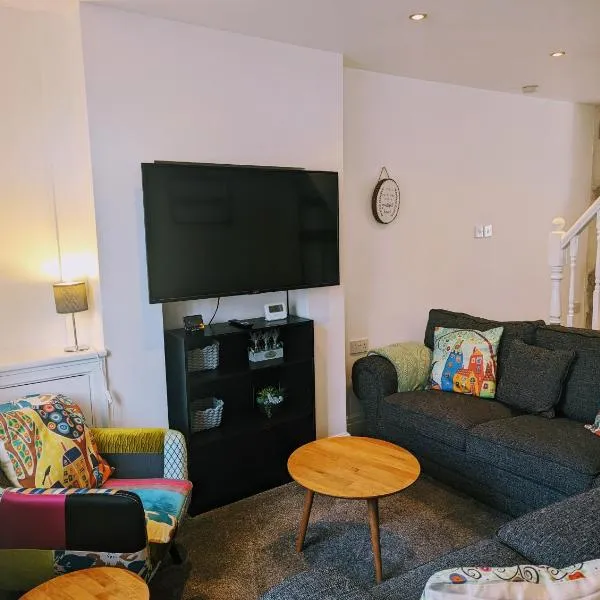 3 Bed City Home - South Facing Patio - 4-5 Beds, hotel in Lancaster