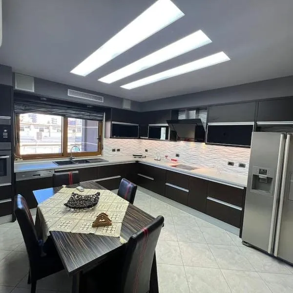 Manga Luxury Apartments - 3 Bedrooms, hotel in Gjirokastër