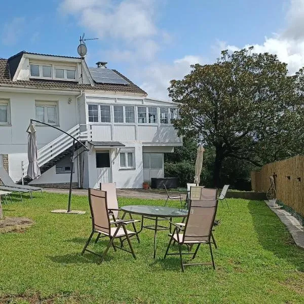 Alojamiento Casamar, con jardín, hotel em Carrió