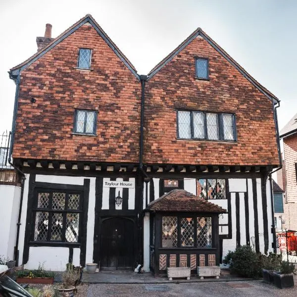 Taylour House - Edenbridge, sleeps 10, historic, unique yet modern, hotel in Kent