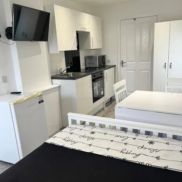 Modern Comfy One Bed Apartment - Free Parking, hotel v mestu Kirkintilloch
