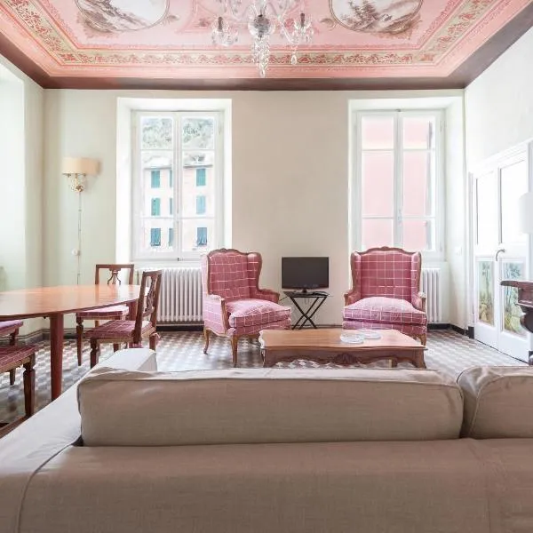 "Marina Apartment", Unique, Authentic, Beachfront, 2nd floor, 2 Aircondo BDR , 2BHT, easy to Train, rare Private Parking at 300 mt, hotel en Vernazza