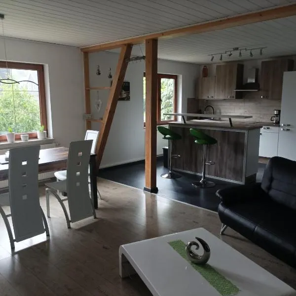 Ferienwohnung zur Alten Brauerei, free Wi-Fi+Parken, 3 Schlafzimmer, Grillecke, hotel in Leutenberg