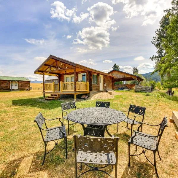 Cozy Farm Cabin - 9 Mi to Trout Creek!、Trout Creekのホテル