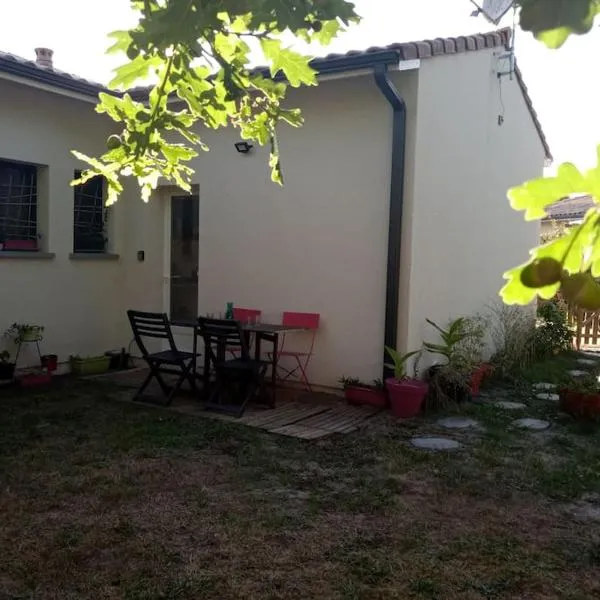 Petite maison avec jardin entre lac et village, hotel in Le Coutaut