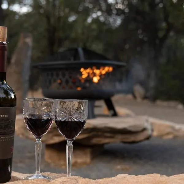 A Cozy Cabin Escape in Tijeras-Hot Tub-Game room-Pet Friendly!, hotel v destinaci Tijeras