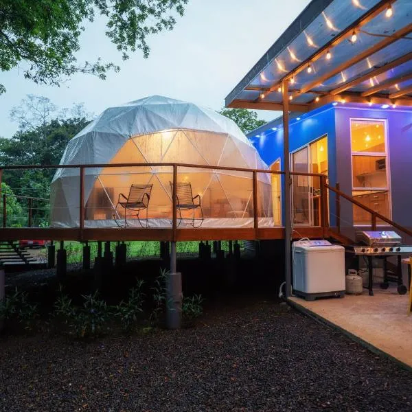 Giganta에 위치한 호텔 Bitzu Dome-Bijagua Riverside Glamping