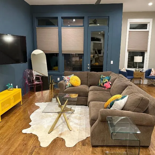 GLITZ & GUITARS I Stylish 3BR with Rooftop Hot Tub in East Nashville, hotel in Nashville