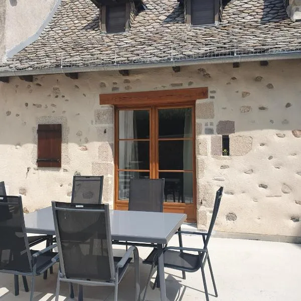 " Les copains d'abord ", hotel in Servières-le-Château