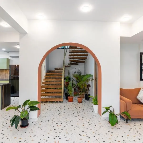 Villa Reverie - Ultra Modern Villa 200 metres to Prestine Beach, hotel i Betalbatim