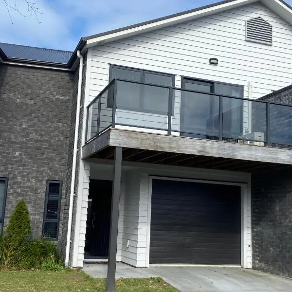 Hamilton Hospital Retreat - 2 Bedroom Townhouse Modern Warm Quiet, hotel in Hamilton