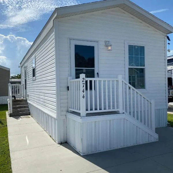 Cozy Tiny Home Near Disney World & Orlando Parks!, hotel en Kissimmee