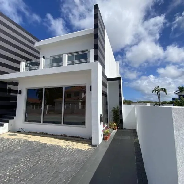 Modern and stylish condominium in Aruba, hotel v destinaci Palm-Eagle Beach