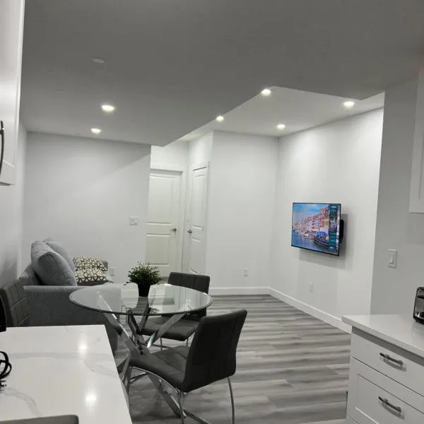 Lovely 1 bedroom and 2 beds, hotel v destinaci Calgary