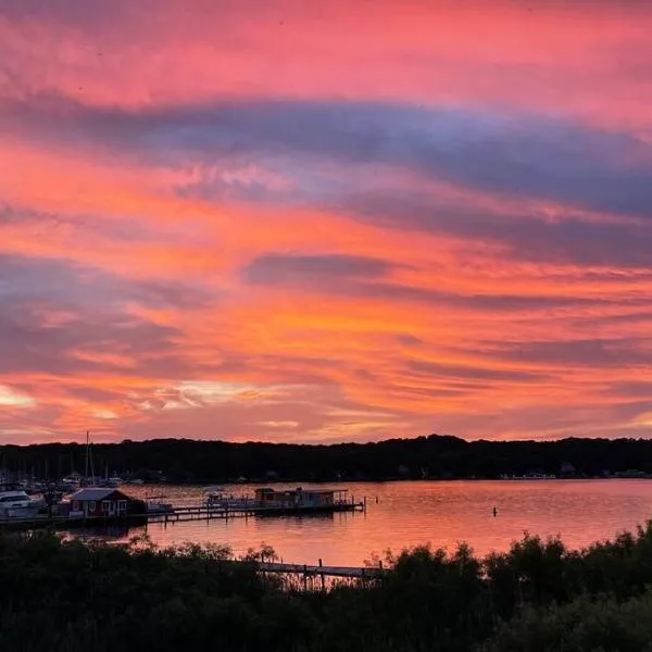 Hot Tub - Saugatuck/Douglas - Three Bedroom - Sleeps 8, ξενοδοχείο σε Douglas