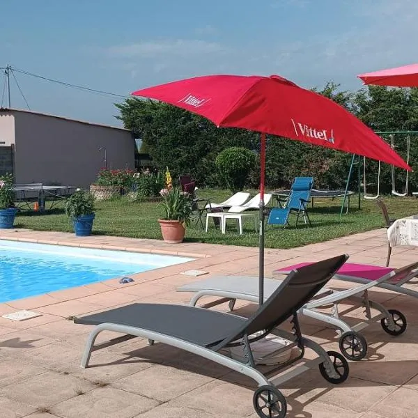 Charmante maison avec piscine, hotell i Anneyron