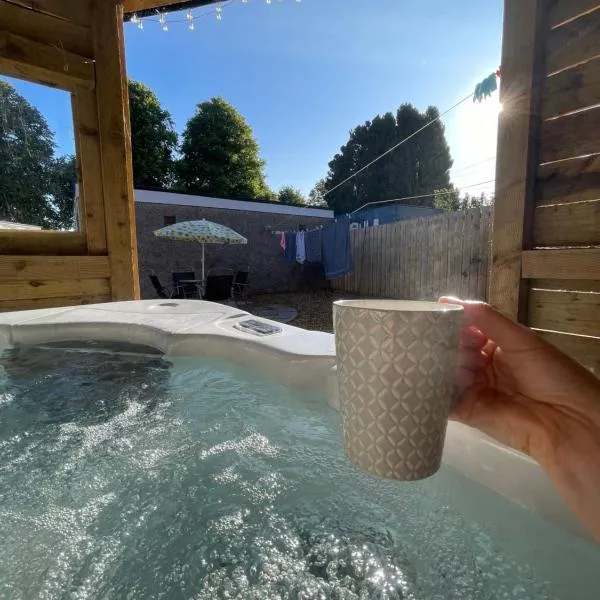 Lovely 2 bed apartment with hot tub log burner and off street parking, hotel in Dumfries
