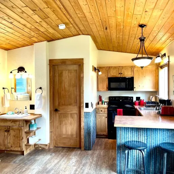 Glacier's Edge Cabins, hotel in Columbia Falls
