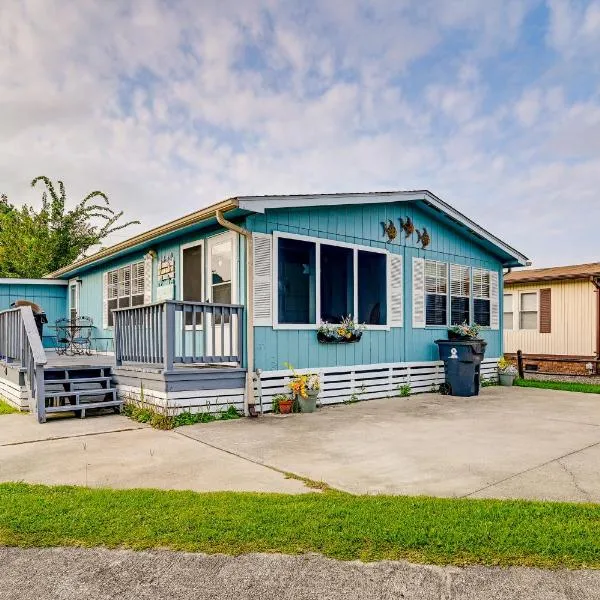 Surfside Beach Home with Community Perks Near Ocean!, hotel in Myrtle Beach