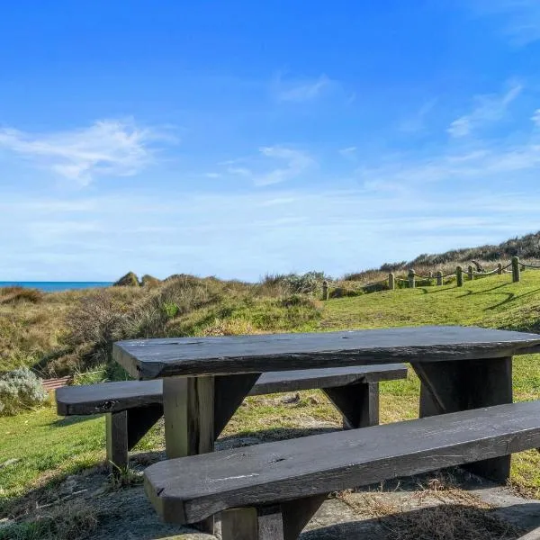 Beachfront Favourite - Foxton Beach Holiday Home, hotel in Foxton Beach
