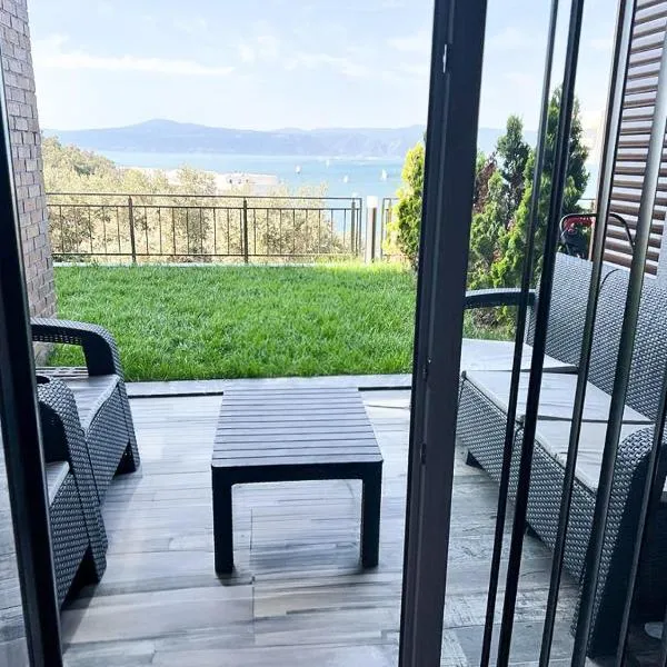 Luxury Apartment with Garden right by sea, hotel di Armutlu