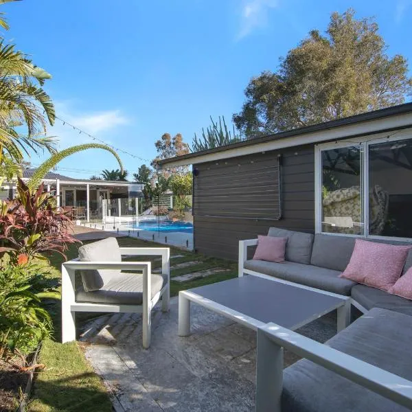 Woy Woy Staycation - Heated Pool & Hot Tub & BBQ & Pizza Oven & Arcade Game & Pool Table, hotel din Woy Woy