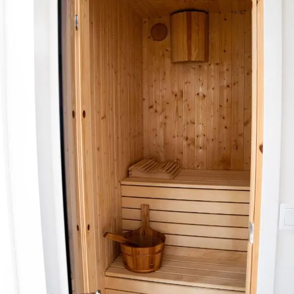 Your own 30sqm house with kitchen, sauna and loft., hotel in Malmö