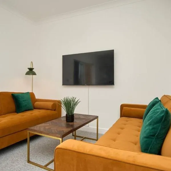 The Penthouse - Stunning 3 Bed Apt With Sea View Glimpses & Parking - The Perfect Choice For Families, Small Groups & Business Travellers - Dog Friendly - Super Fast Wi-Fi - 1000 Mbps - Close To Ventnor, Shanklin & Sandown - 5 mins To Beach, hotel v destinaci Ventnor