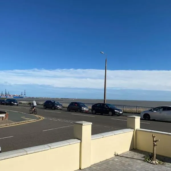 Space Apartments - Two Bed Seafront Apartment with Off Street Parking - Windfarmer Accommodation - Flat 1, hotel in Harwich
