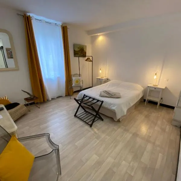 Chambre & salle de bain privée - LV 33: Argenton-sur-Creuse şehrinde bir otel