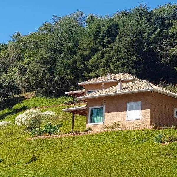 Recanto dos Beija flores, Chalé Lantana c, hotel u gradu 'Monte Alegre do Sul'