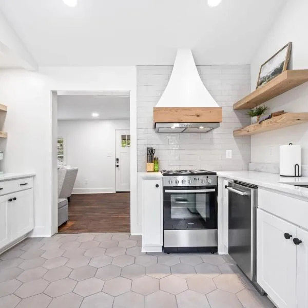 Charming Saints Street Cottage, hotel in Lafayette