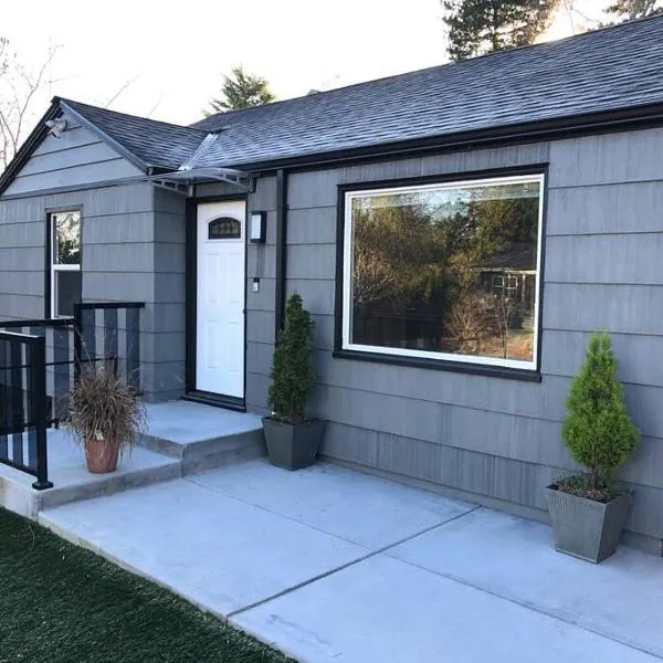Cozy Crown Hill Carkeek Cottage w/3 Beds, Full Kitchen & Backyard in North Seattle, hotel v destinaci Seattle
