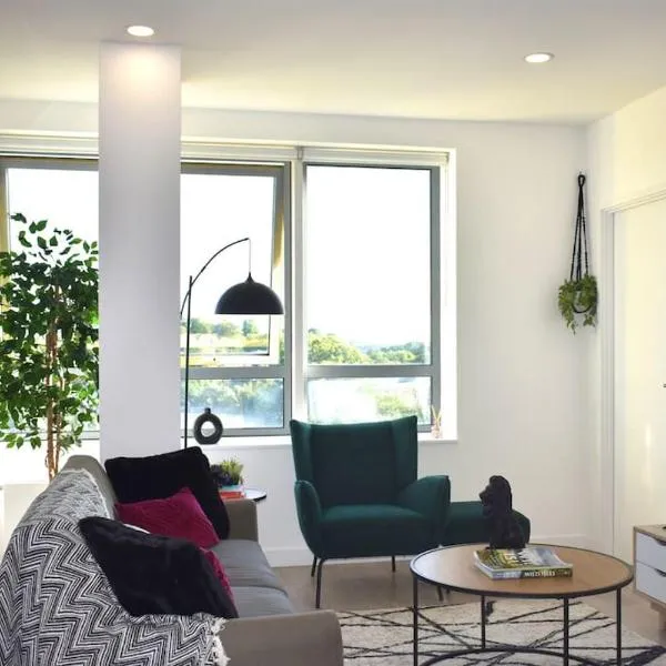 Modern 2-Bed Apartment Near Ascot & Legoland, Sleep upto 4 guests, Pet Friendly, Parking Available on Request!, hotel in Bracknell