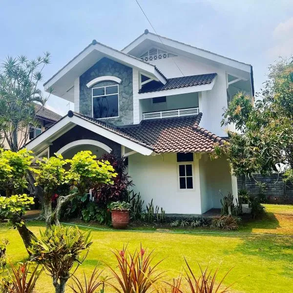 Villa Dedaun Batu, hótel í Batu