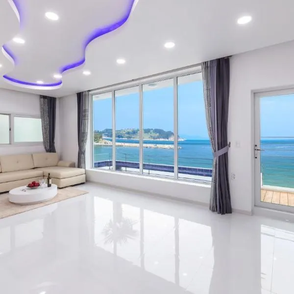 Roses Pool Villa D, hotel i Geoje