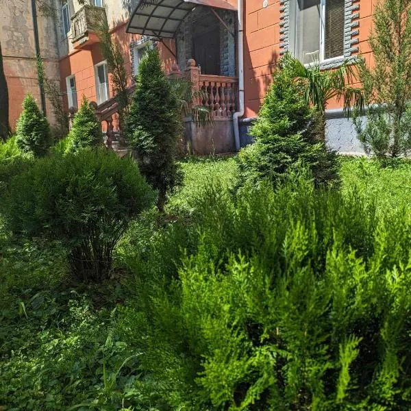warm house, hotel in Tskaltubo