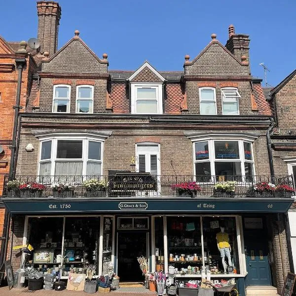 Large East Side Room above G Grace & Son, hotel en Tring