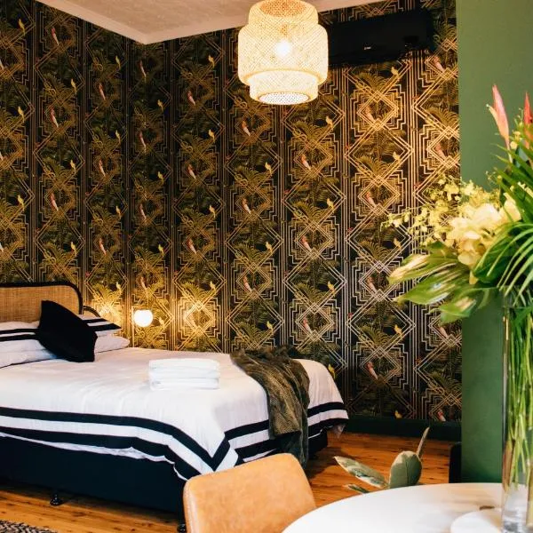 Rooms of Renown - The Gilded Globe, hotel in Leeton