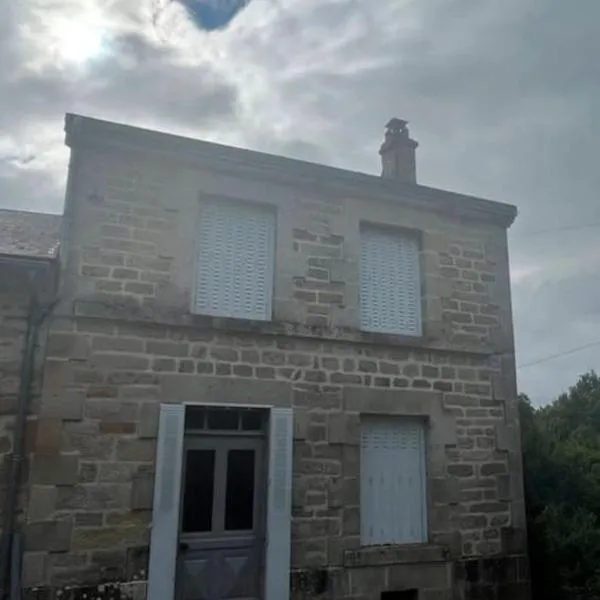 maison de campagne, hotel in Peyrat-le-Château