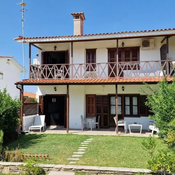 Halkidiki, Family house to enjoy by the beach, hotel v destinácii Kalivia Poligirou